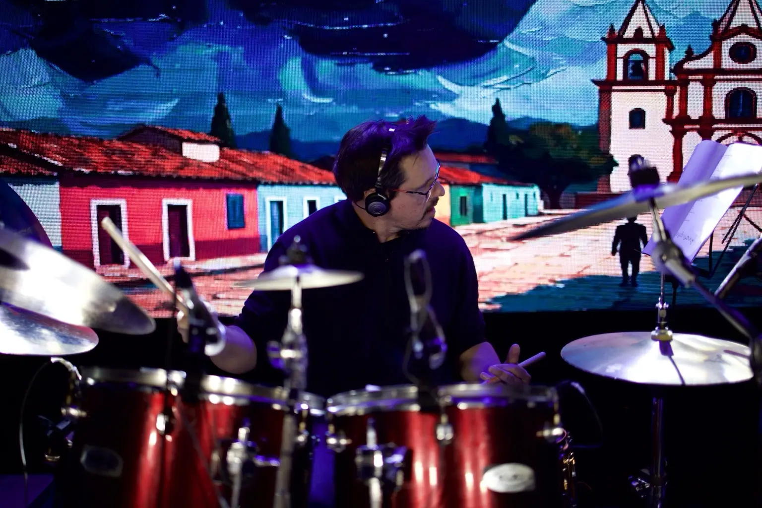 Baterista do ALUZ em cena com a paisagem de Minas no telão