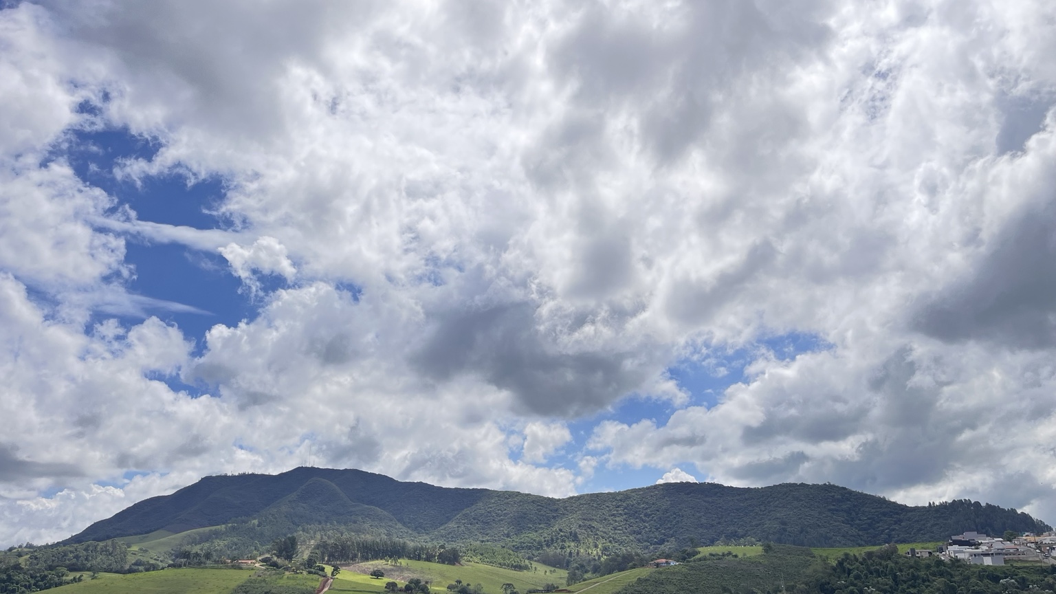 Morro Pelado, na Serra da Mantiqueira, sob um céu de nuvens