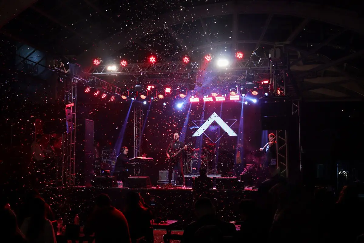 ALUZ no palco com chuva de papel e público