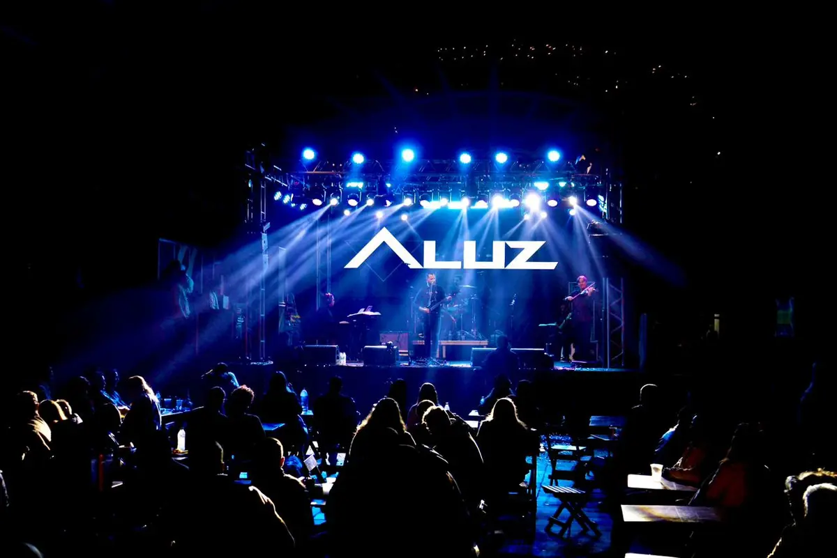 Público diante do palco do ALUZ iluminado em azul
